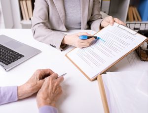 Persona explicando un contrato a un cliente.