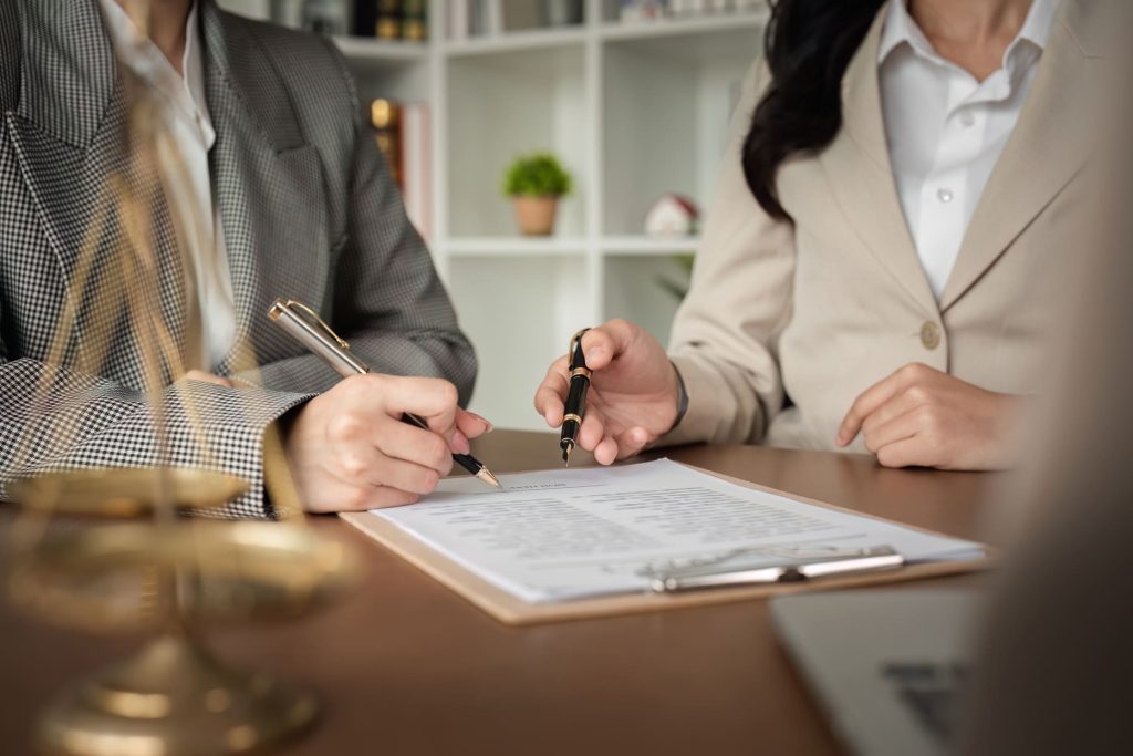 Abogados revisando documentos en una reunión.